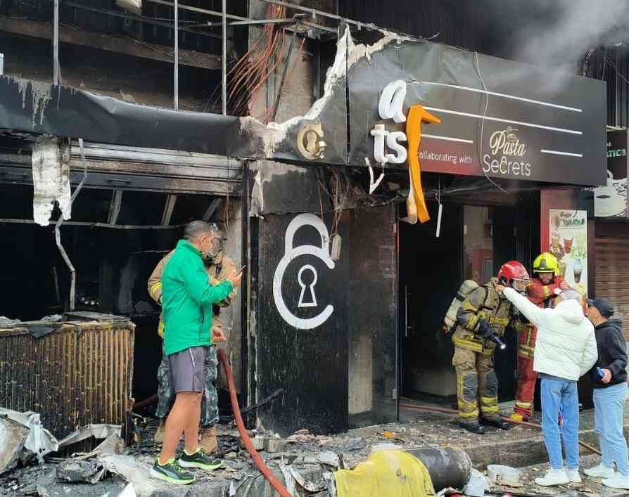 وفاة 8 اشخاص بحريق في مطعم  بيروت - فيديو