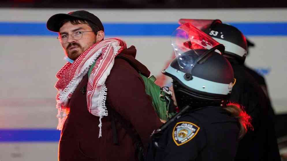 شرطة نيويورك تقتحم جامعة كولومبيا وتعتقل مئات الطلاب