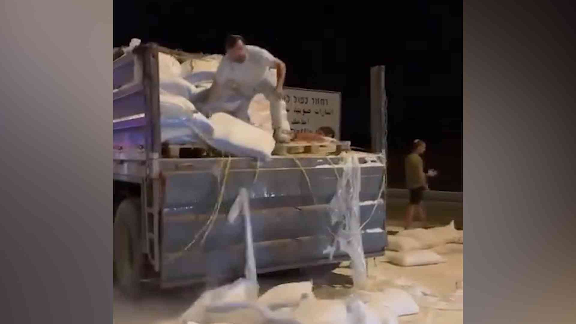 مستوطنون يعترضون شاحنات مساعدات أردنية ويحطمون محتوياتها (فيديو)