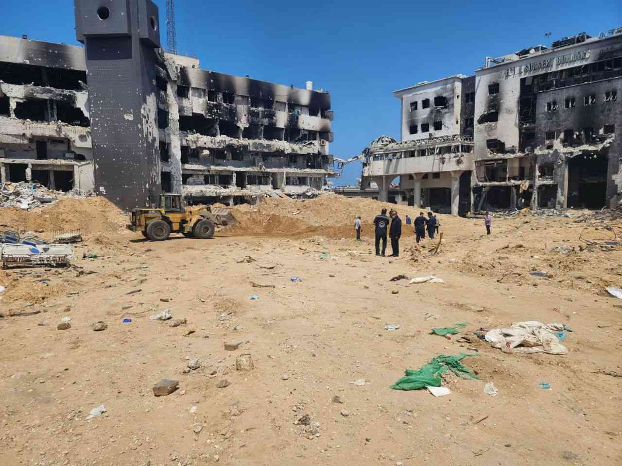 العثور علي مقبرة جماعية ثالثة في مجمع الشفاء الطبي بغزة