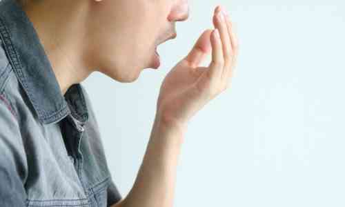 أسباب رائحة الفم الكريهة وطرق التخلص منها