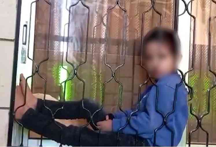 فيديو صادم.. مركز رعاية يحبس طفلا بين النافذة والحماية 8 ساعات يوميا