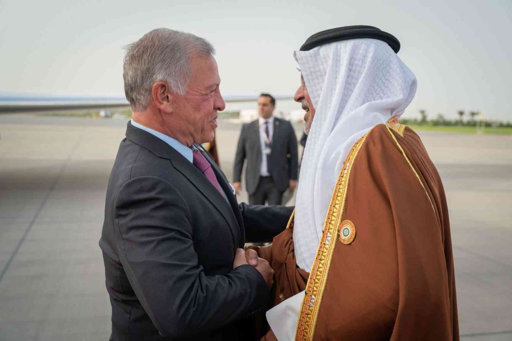 الملك يصل إلى البحرين لترؤس الوفد الأردني في القمة العربية