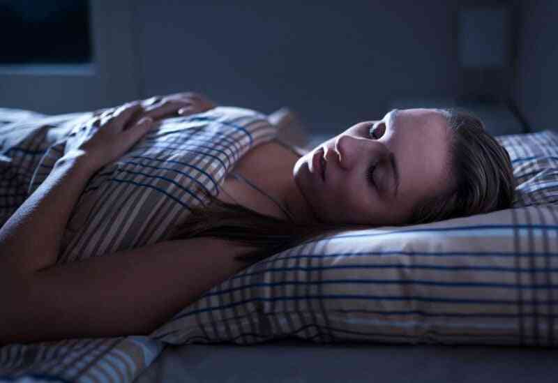 متى يكون التحدث أثناء النوم خطيرا؟