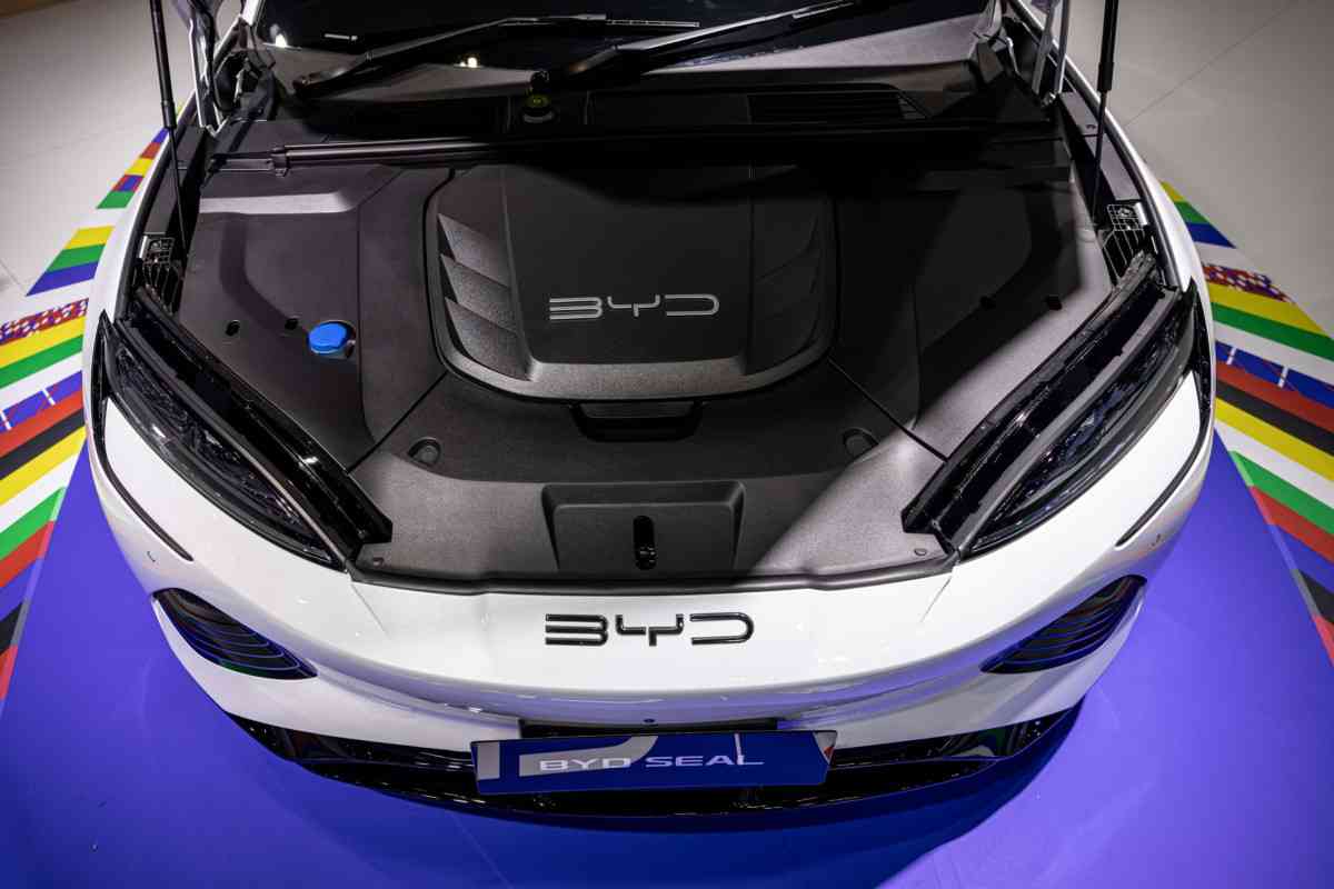 شركة BYD تعلن عن سيارة كهربائية تقطع 2000 كلم بالشحنة وبسعر مغرٍ