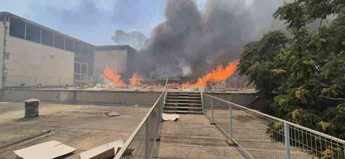 اندلاع حريق ضخم يمتد إلى متحف إسرائيل