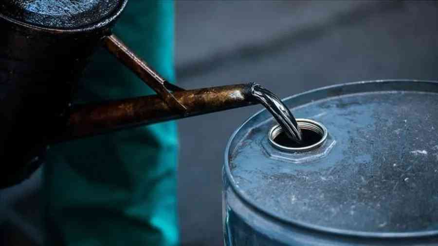 تراجع طفيف لأسعار النفط وسط توقعات بزيادة الإمدادات