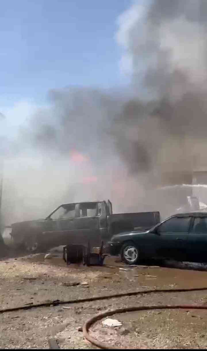 إخماد حريق ساحة خارجية لاصطفاف الآليات الثقيلة في عمان (فيديو)