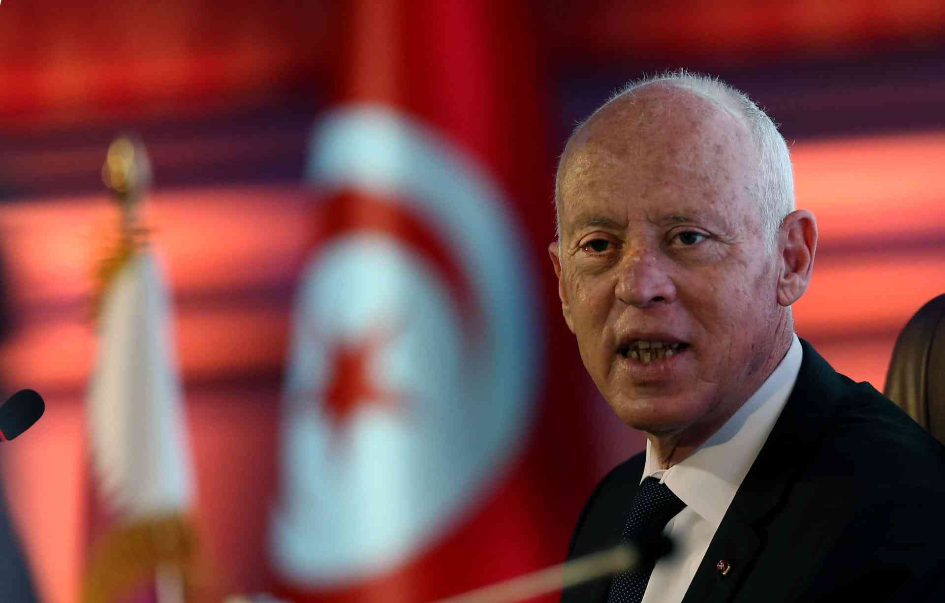 الرئيس التونسي يقيل وزير الشؤون الدينية إثر وفاة 49 حاجا