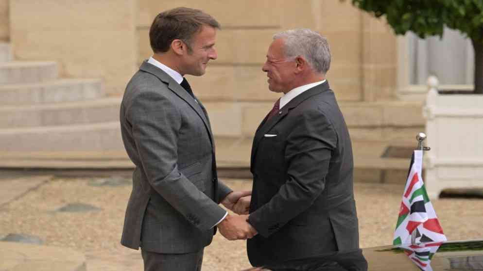 الملك ترافقه الملكة يصل قصر الإليزيه في مستهل زيارة العمل إلى فرنسا