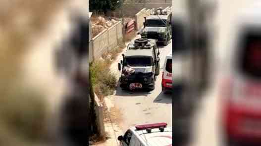 واشنطن: تقييد فلسطيني بمقدمة سيارة عسكرية إسرائيلية صادم