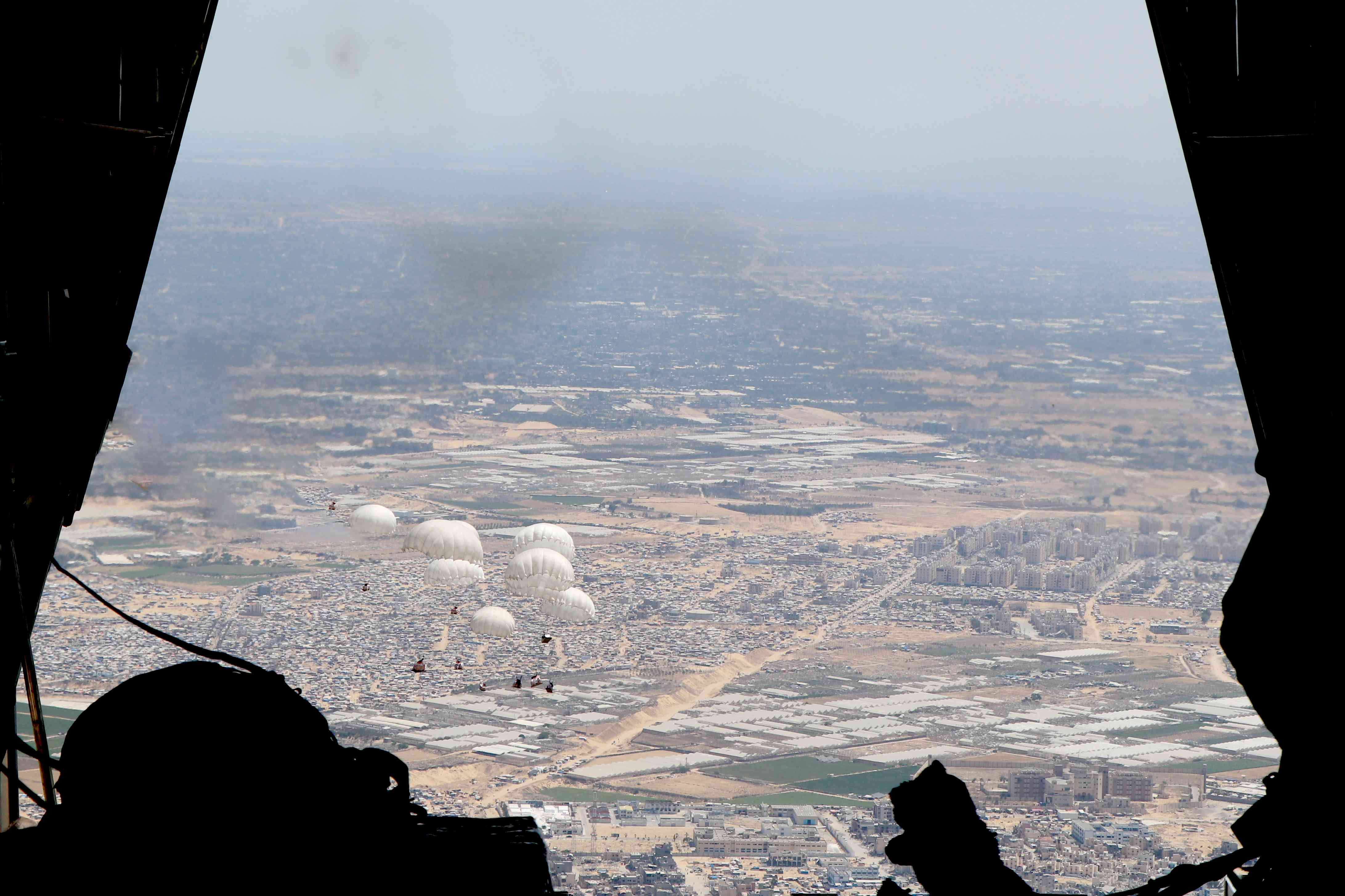 القوات المسلحة تنفذ إنزالين جويين اليوم (صور)