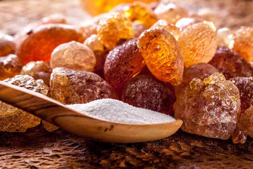 الصمغ العربي.. كيف تستخدمه للتخلص من السكريات بعد تناول الحلويات؟
