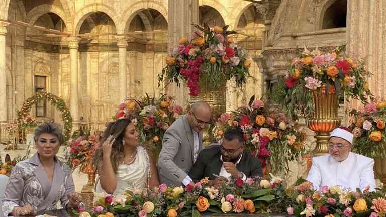إقامة حفل زفاف ابنة مذيعة مشهورة داخل مسجد في مصر