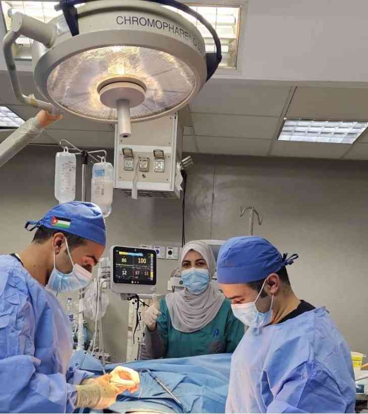 طواقم المستشفى الميداني الأردني تستخرج شظية من جمجمة طفل وتنقذ يد فتاة من البتر في القطاع