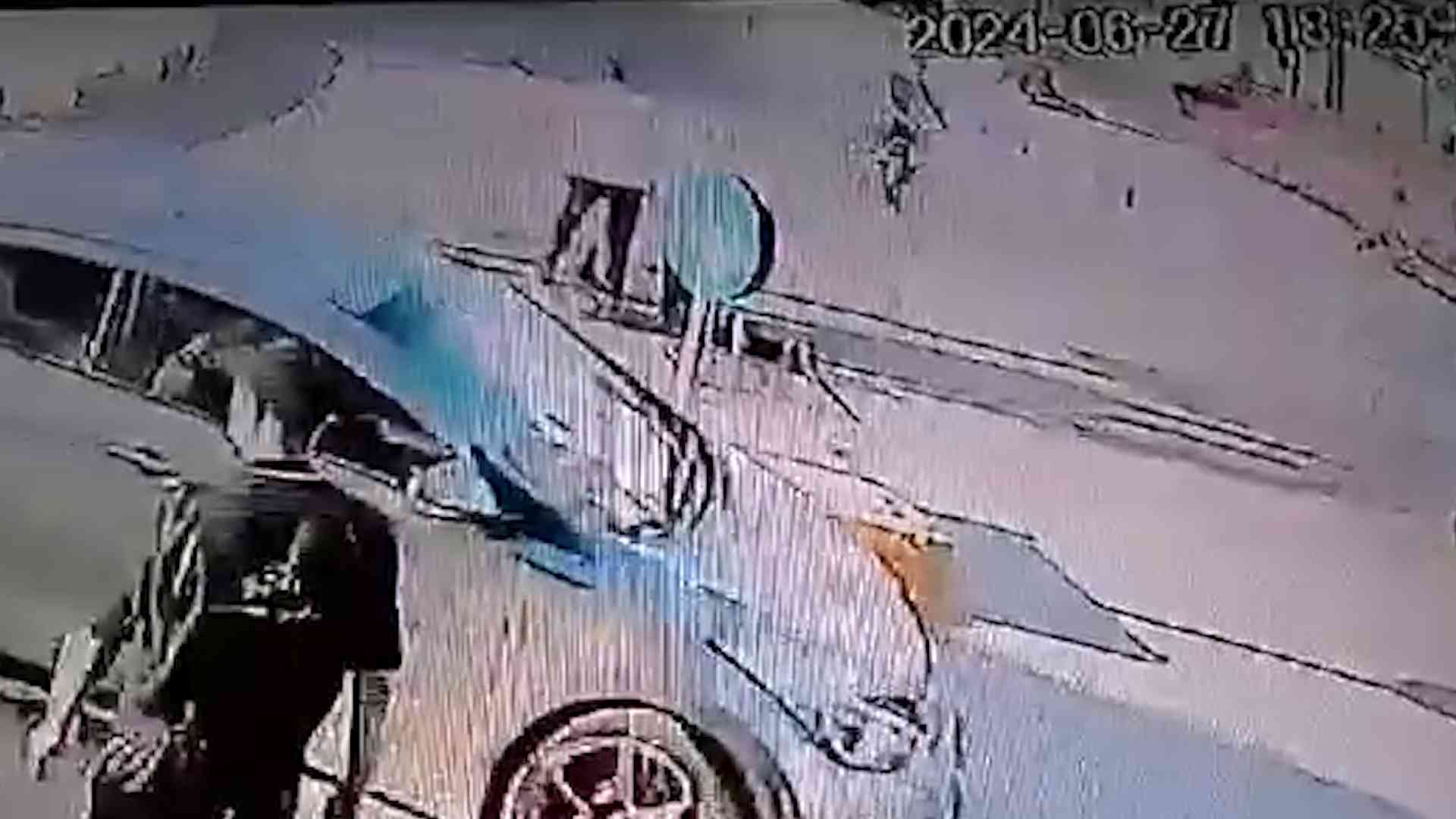 سقوط شاب بحفرة صرف صحي في إربد (فيديو)