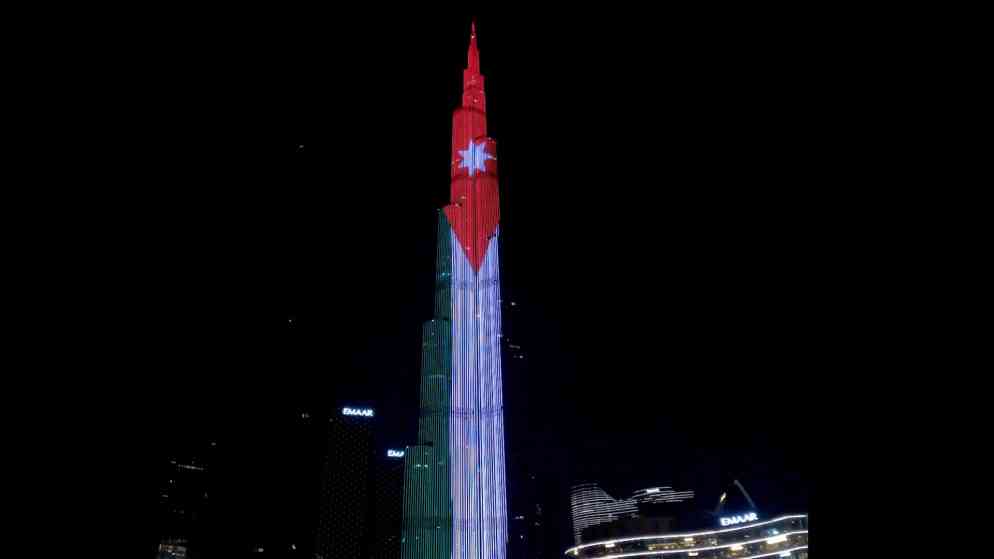 بمناسبة عيد الاستقلال الـ 77.. إضاءة برج خليفة بالعلم الأردني