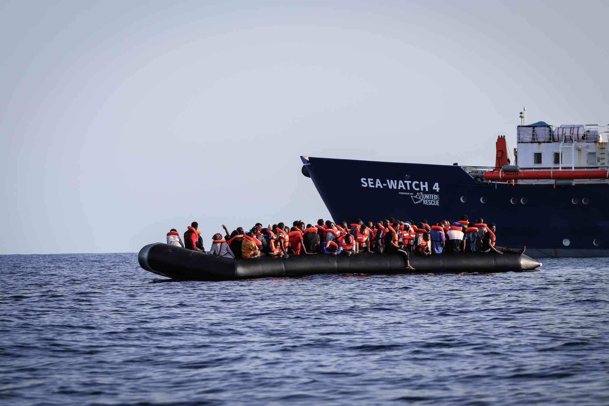 اختفاء قارب على متنه 500 مهاجر في عرض البحر المتوسط