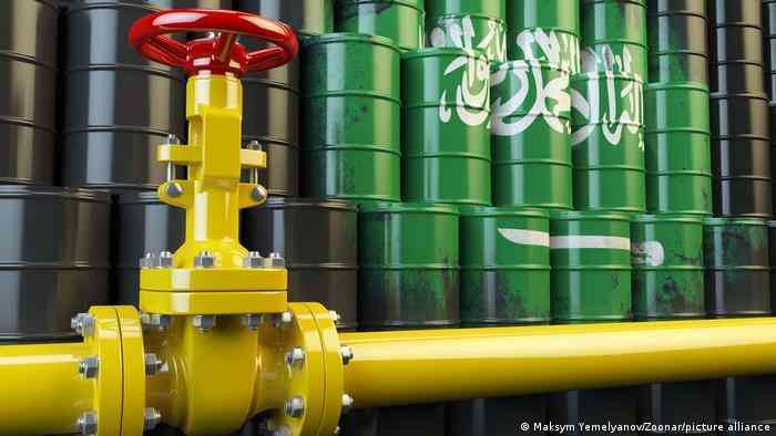 السعودية تخفض إنتاجها النفطي بمقدار 1.5 مليون برميل يوميا