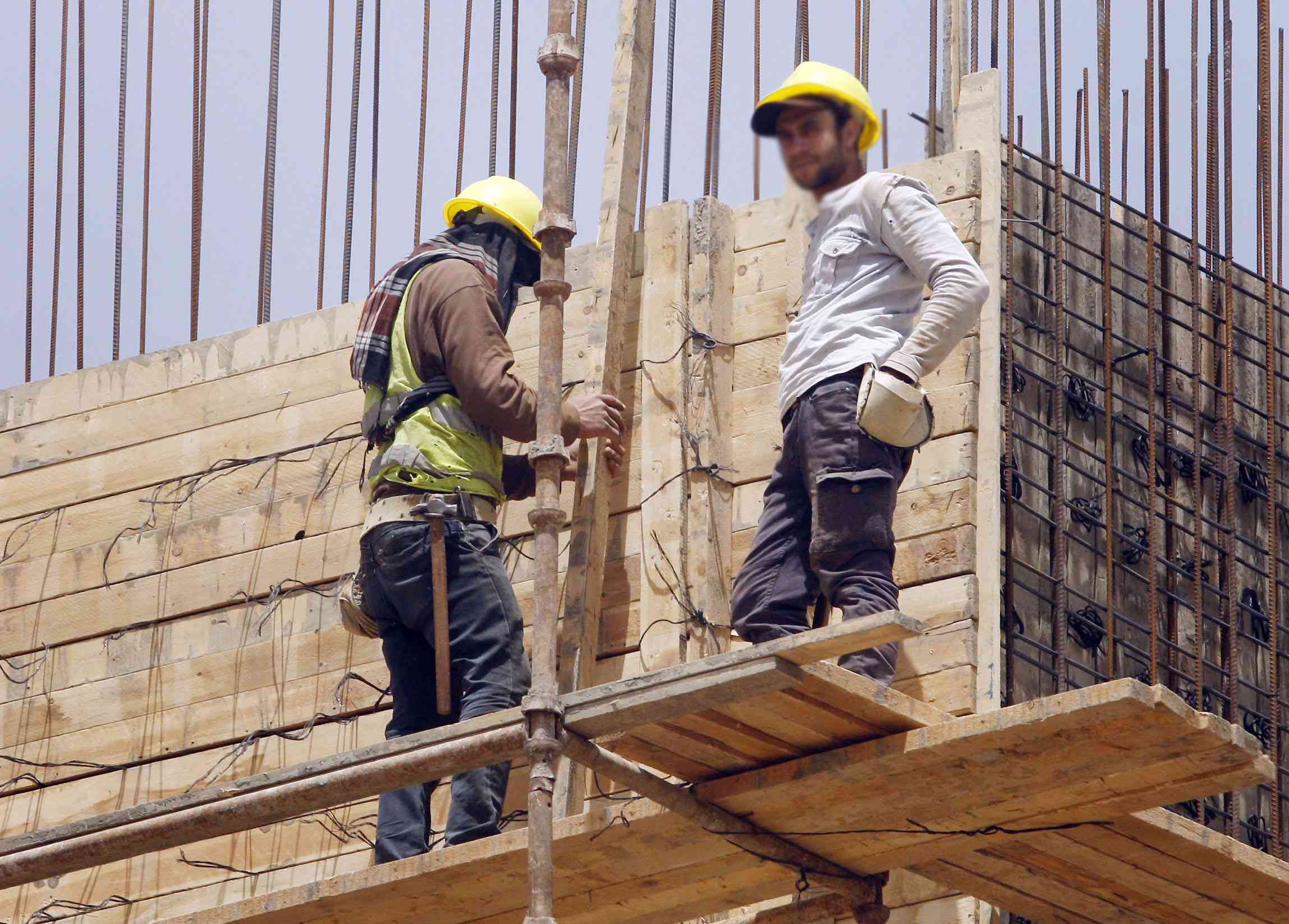 تقرير يدعو لتوفير فرص عمل لائقة للعمال المهاجرين واللاجئين