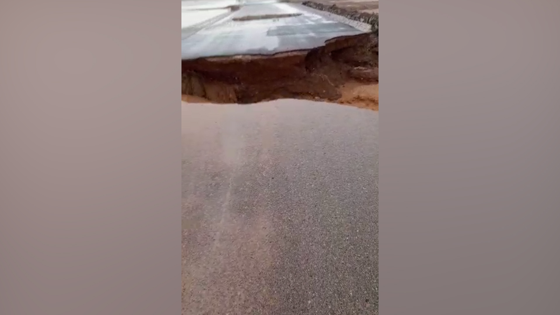 السيول تجرف طريق الجفر (فيديو مروع)