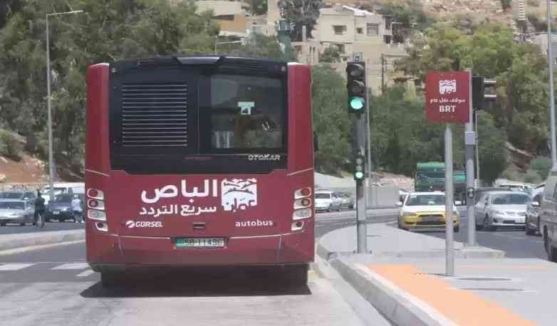 الباص السريع يدهس شابا في عمّان