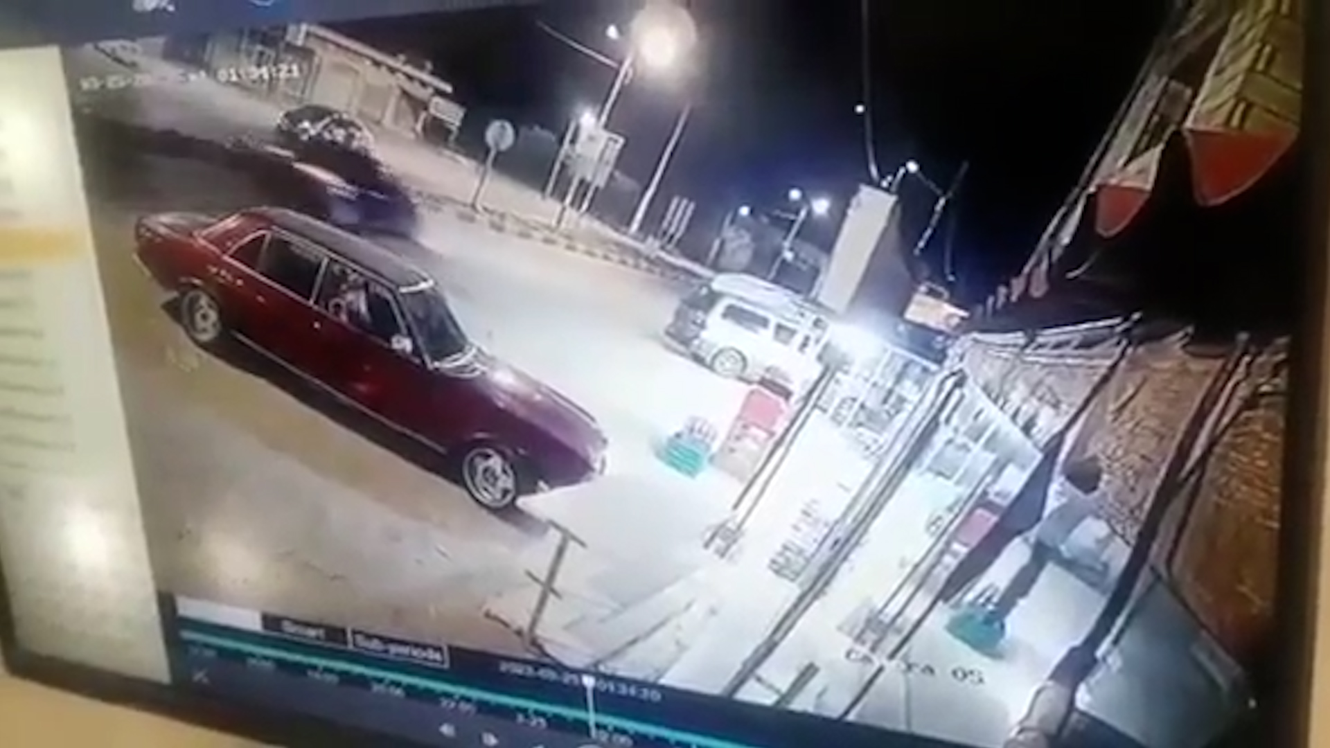 طَخو في الشارع.. مواطن يطلق النار على آخر ويصيبه (فيديو مروع)