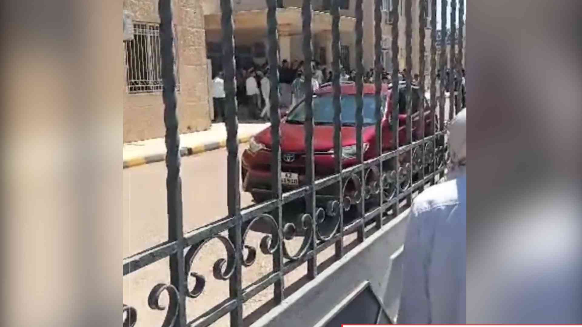حجارة ومولوتوف بمشاجرة في كلية عمان الجامعية- فيديو