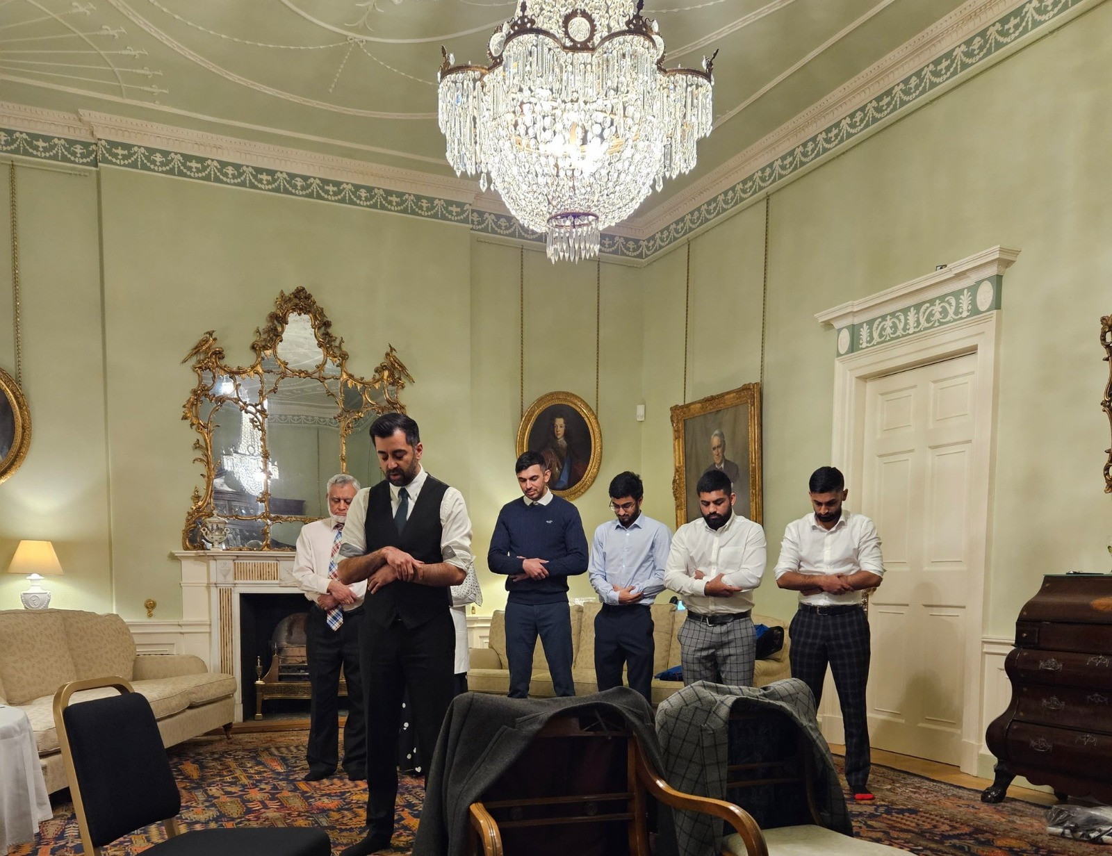 رئيس وزراء اسكتلندا حمزة يوسف يؤم عائلته في الصلاة بأول يوم له بمقر الرئاسة