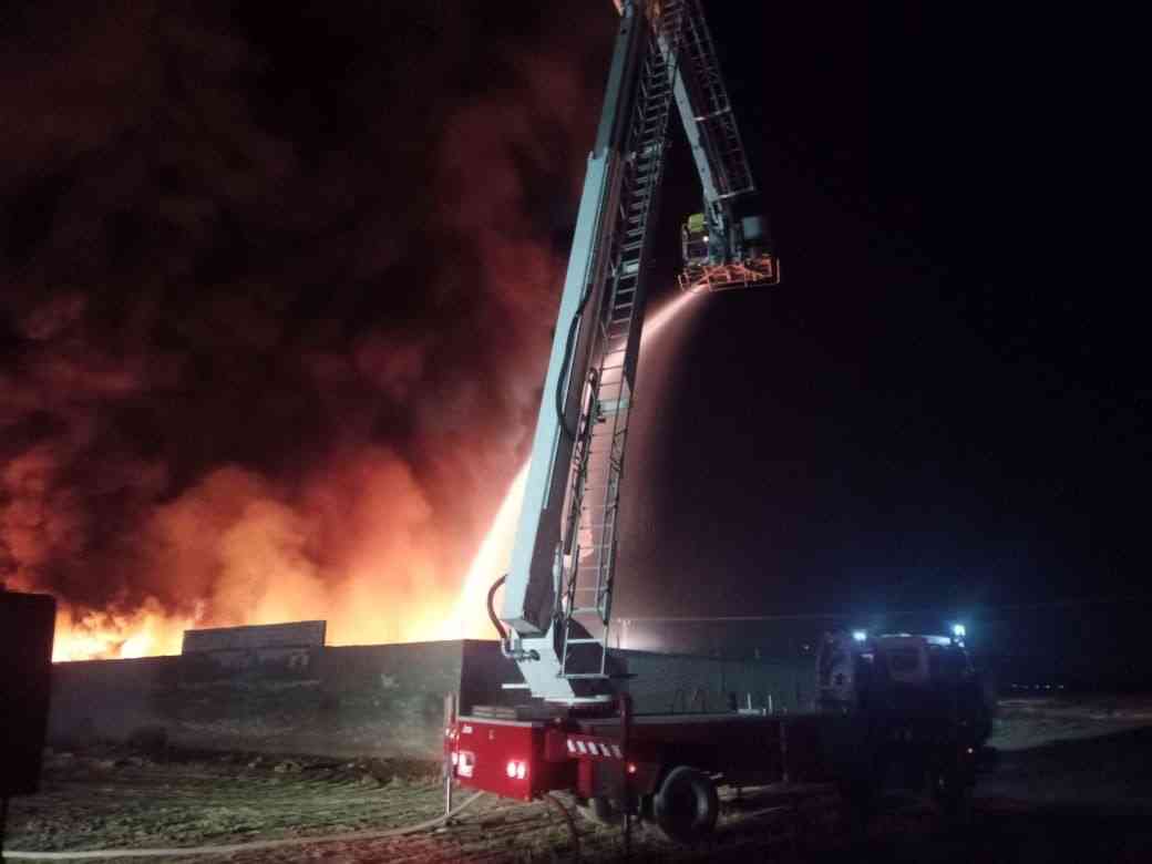 إخماد حريق كبير بمصنع للزيوت في المفرق – فيديو وصور