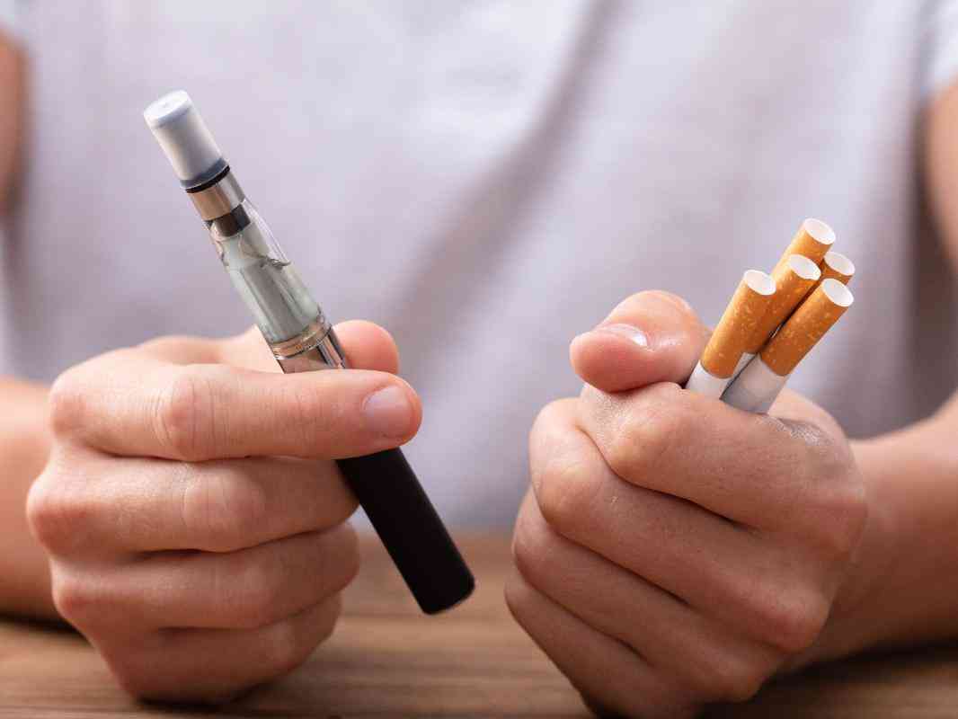 دراسة تنذر بخطورة الجمع بين تدخين السجائر التقليدية والإلكترونية