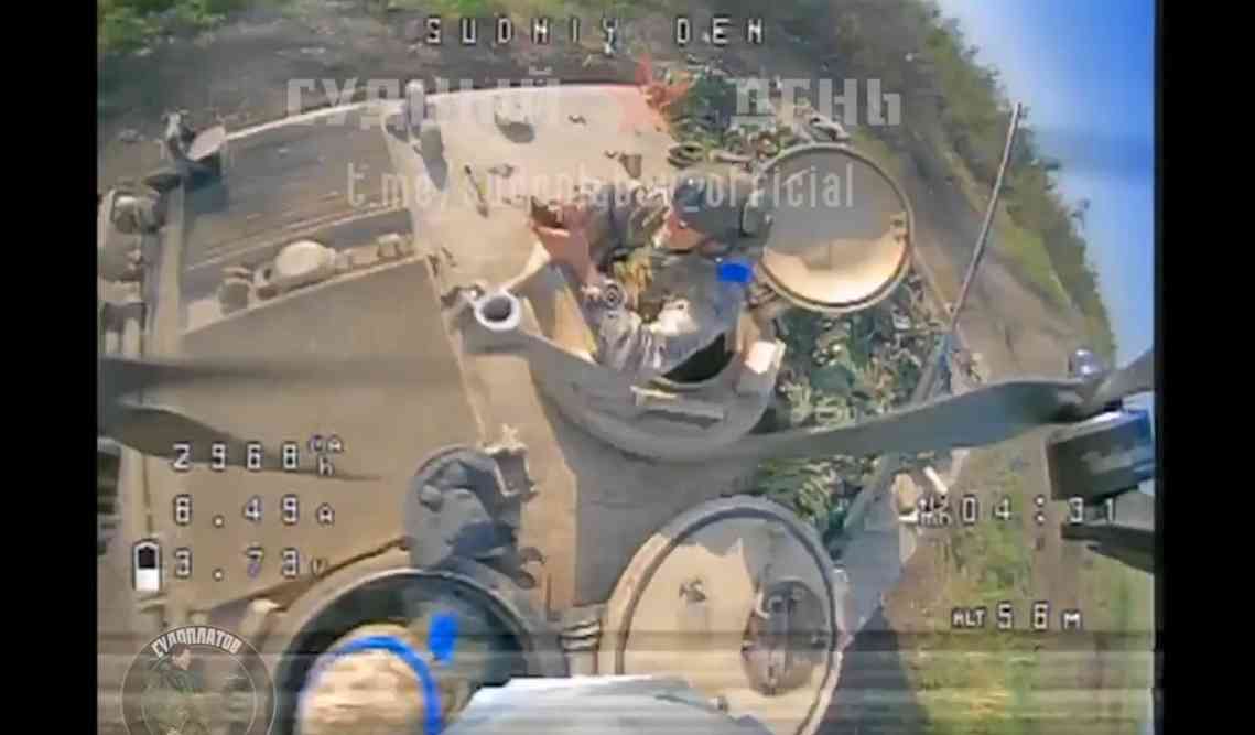 اللحظات الأخيرة لجندي أوكراني منشغل بهاتفه - فيديو