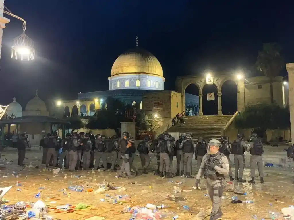 قوات الاحتلال تقتحم المصلى القبلي بالمسجد الأقصى وتطلق الرصاص المطاطي
