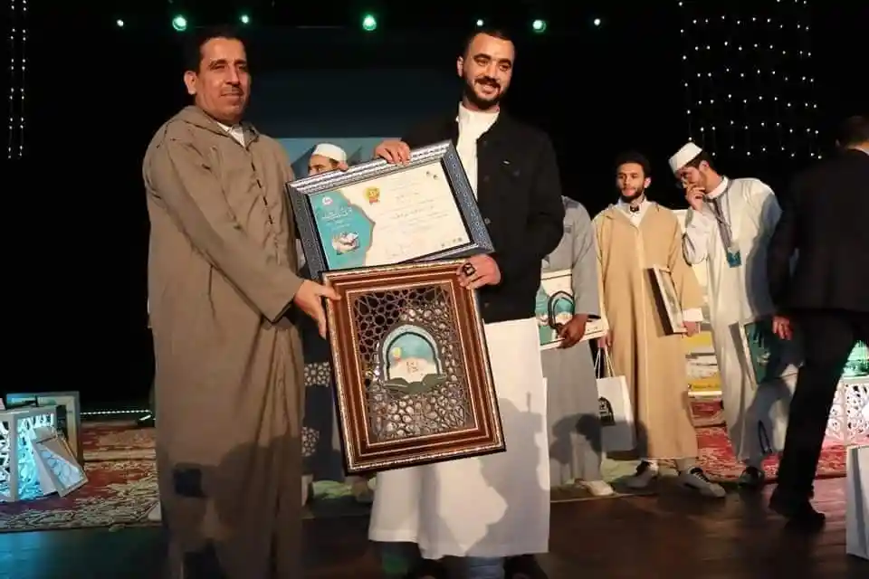 المقرئ الأردني يوسف أبو شندي يفوز بالمركز الأول بمسابقة القرآن الكريم بمدينة تلمسان في الجزائر