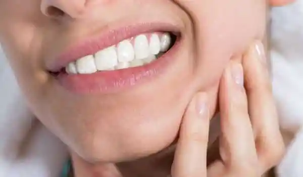نصف البشر يعانون من الأسنان الحساسة.. ما الحل؟