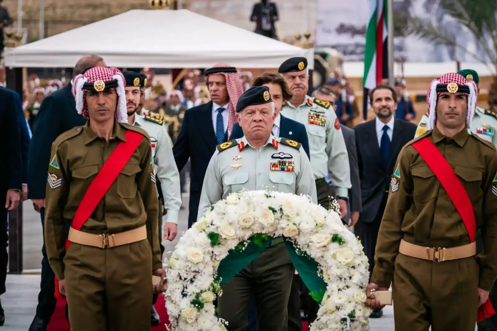 الملك: الأردن يقف شامخا بهامات شعبه وجيشه مدافعا عن حدوده وسيادته