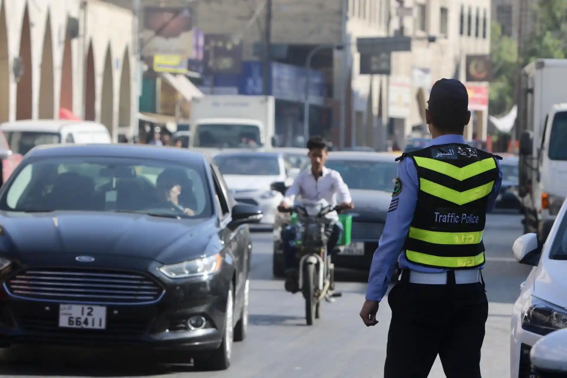 مواطن يخلع ملابسه بالشارع احتجاجا على مخالفة سير (صورة)