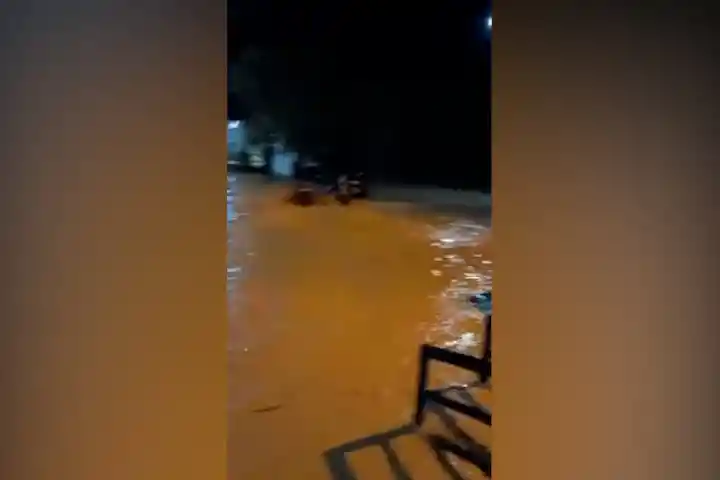سيول جارفة تغرق الطرقات والمستشفى العسكري بالأزرق (فيديو)